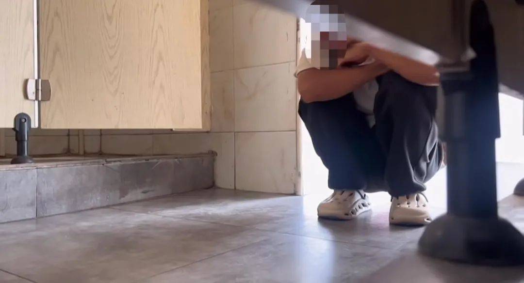 皇冠信用网登2登3_河南一女子在公厕被流浪汉偷窥皇冠信用网登2登3,当事人称已解决,当地回应:系精神病患者