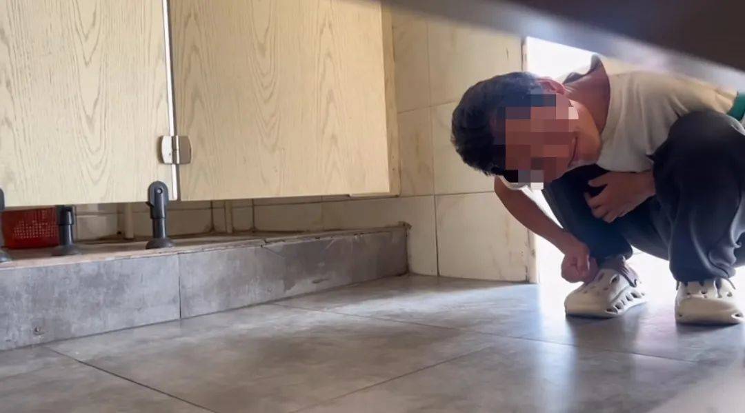 皇冠信用网登2登3_河南一女子在公厕被流浪汉偷窥皇冠信用网登2登3,当事人称已解决,当地回应:系精神病患者