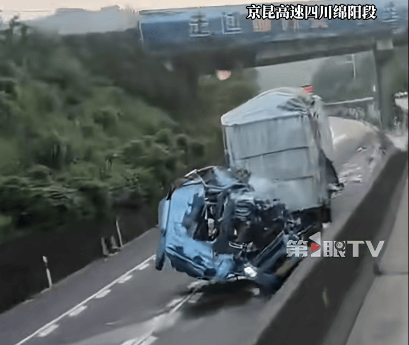 皇冠信用網怎么弄_痛心皇冠信用網怎么弄!43岁父亲和16岁儿子在四川高速遇难