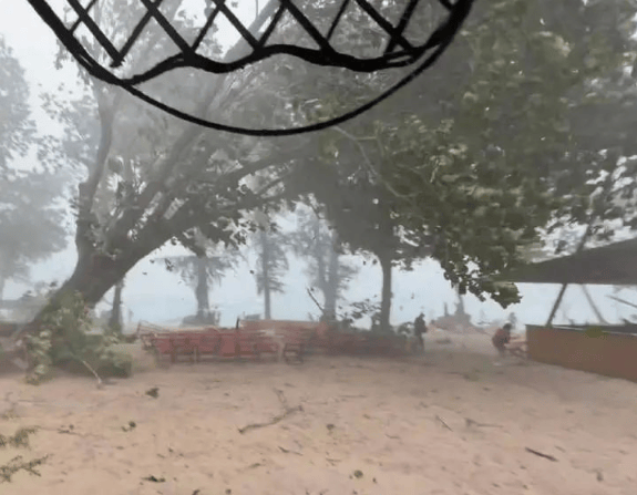 皇冠信用网会员注册_中国女游客被砸身亡!女儿崩溃:原定明天回国皇冠信用网会员注册,刚退休的年纪,意外先到了!