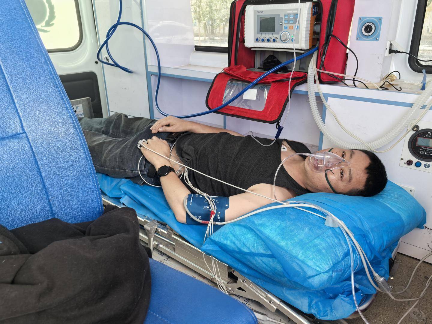 皇冠登一登二登三区别_青海一男子被罕见剧毒阿拉善蝮蛇咬伤皇冠登一登二登三区别,因无血清一度想放弃治疗 警车开道转运700公里救命