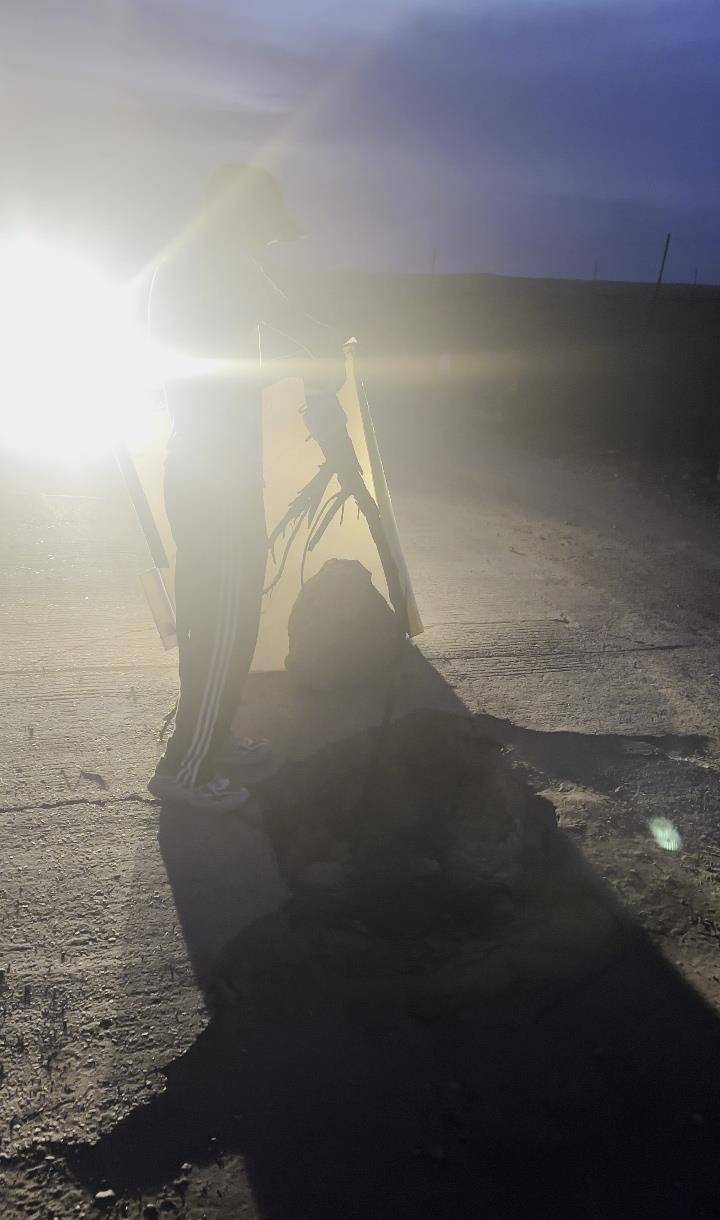 皇冠体育App下载_夜晚开车遇大坑皇冠体育App下载,内蒙古一对夫妻往返20余公里布置“警示牌”