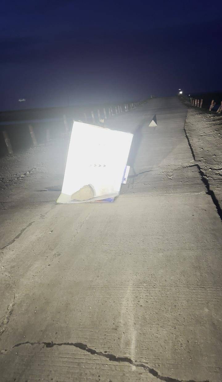 皇冠体育App下载_夜晚开车遇大坑皇冠体育App下载,内蒙古一对夫妻往返20余公里布置“警示牌”