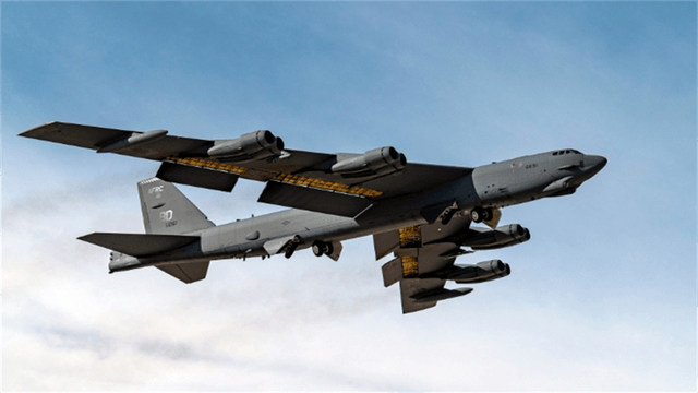 皇冠信用网出租足球_雷达全程无预警皇冠信用网出租足球,B52突然闪现,以肉眼可见速度高速逼近客机