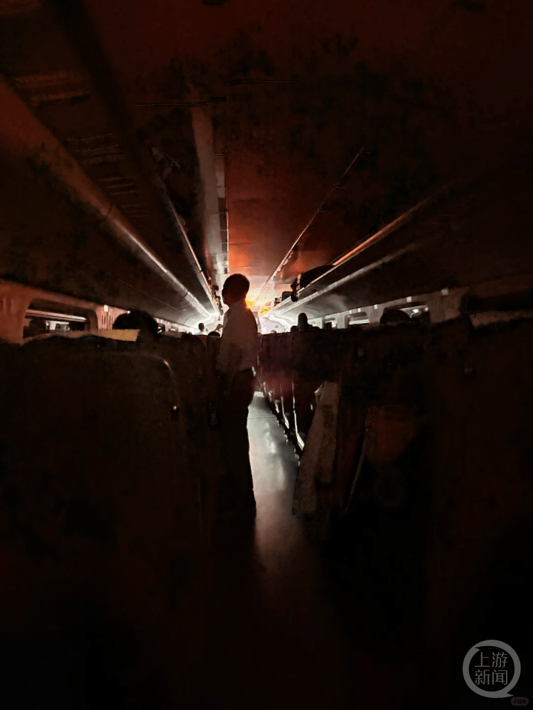 皇冠信用登2代理_动车车头坏了乘客被困荒野4小时?12306:强降雨致车头受损皇冠信用登2代理,更换车头后恢复运行