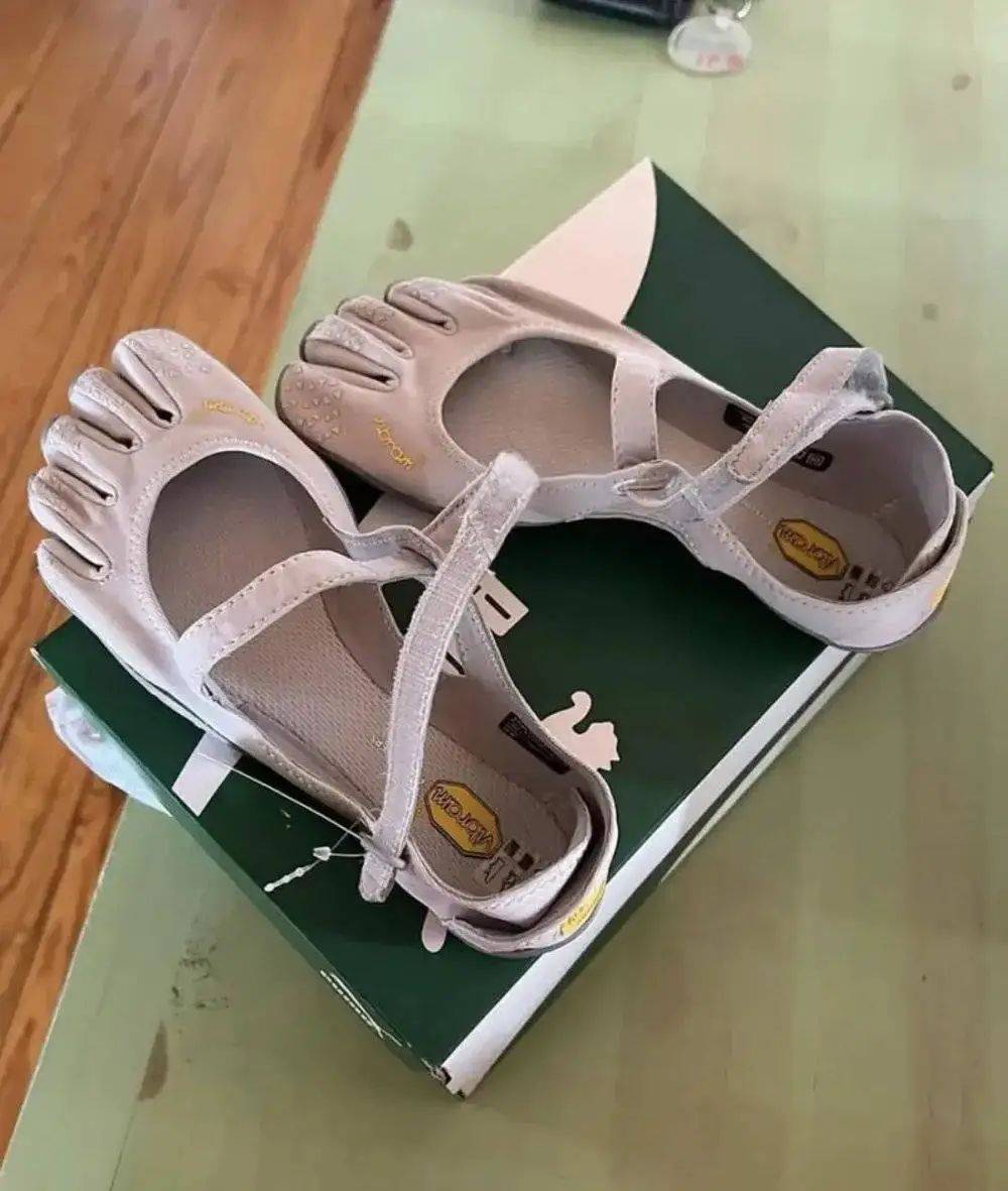 皇冠足球平台代理_年轻人正在用丑鞋踹翻全世界