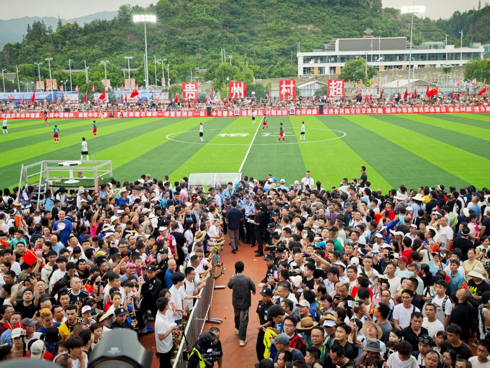 皇冠信用網代理出租_榕江“村超”重启:看台一座难求皇冠信用網代理出租,足坛巨星巴乔空降现场