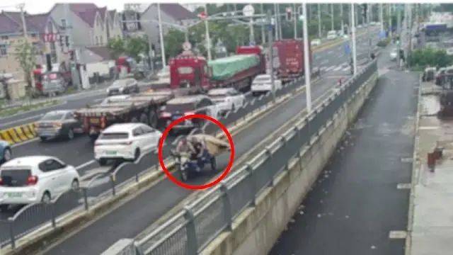 皇冠信用網怎么开户_男子为方便施工队装修新家皇冠信用網怎么开户,将钥匙放楼道消防栓内,致刚买的家电全部不翼而飞!