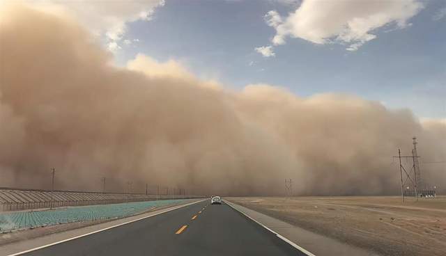 皇冠登一登二登三区别_沙尘暴突袭甘肃敦煌皇冠登一登二登三区别,游客:百米高沙墙扑向公路,像是走进了末日小说