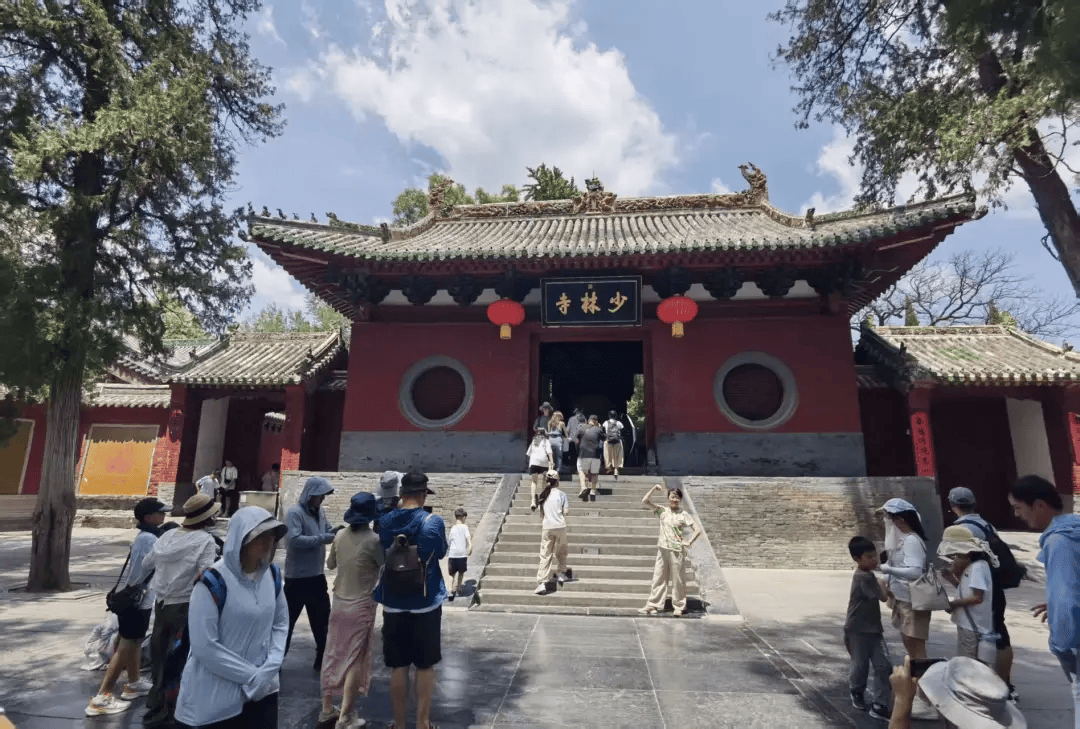 如何注册皇冠足球代理_少林寺现场直击:新住持微笑挥手进入围挡的方丈室