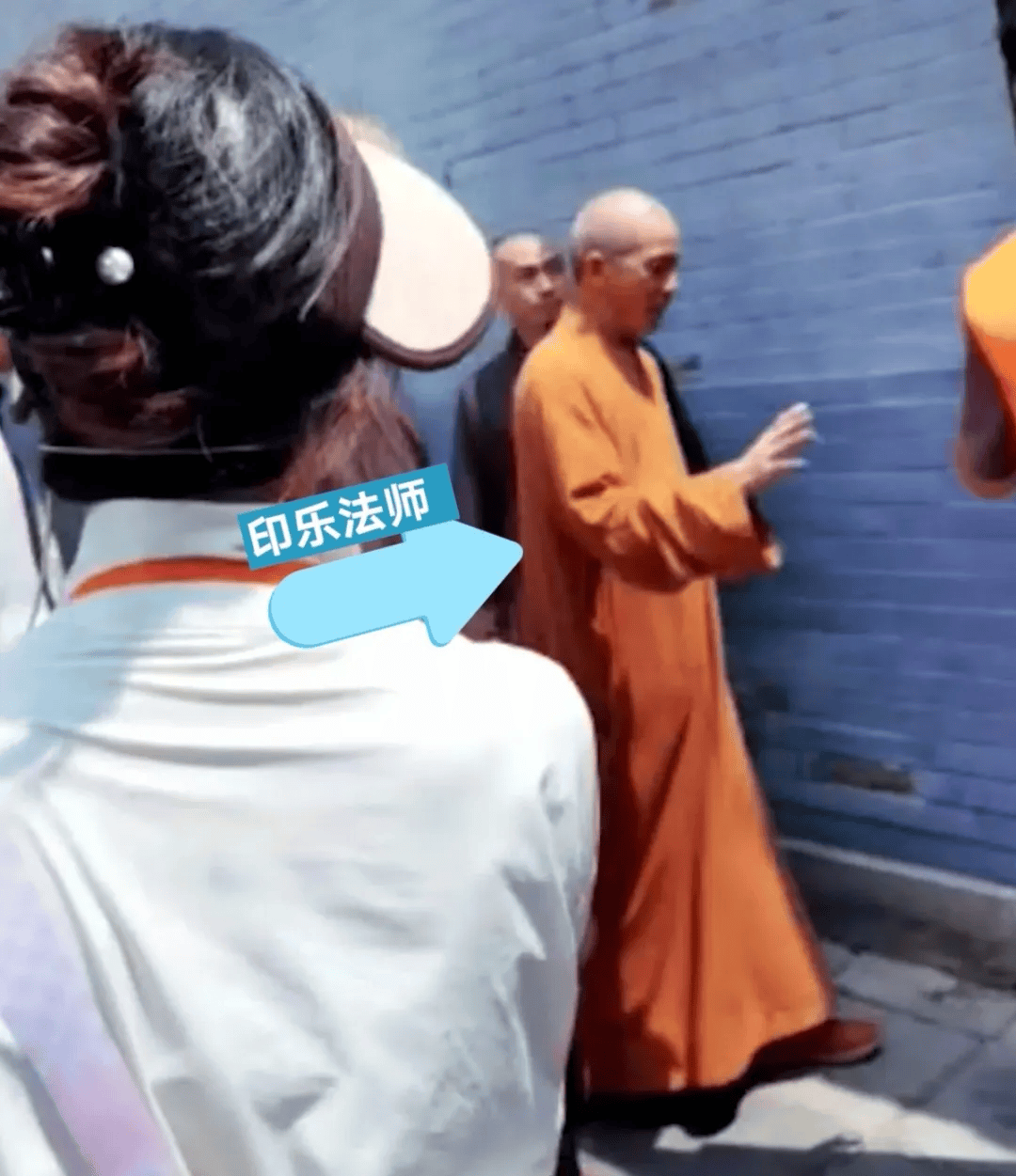 如何注册皇冠足球代理_少林寺现场直击:新住持微笑挥手进入围挡的方丈室