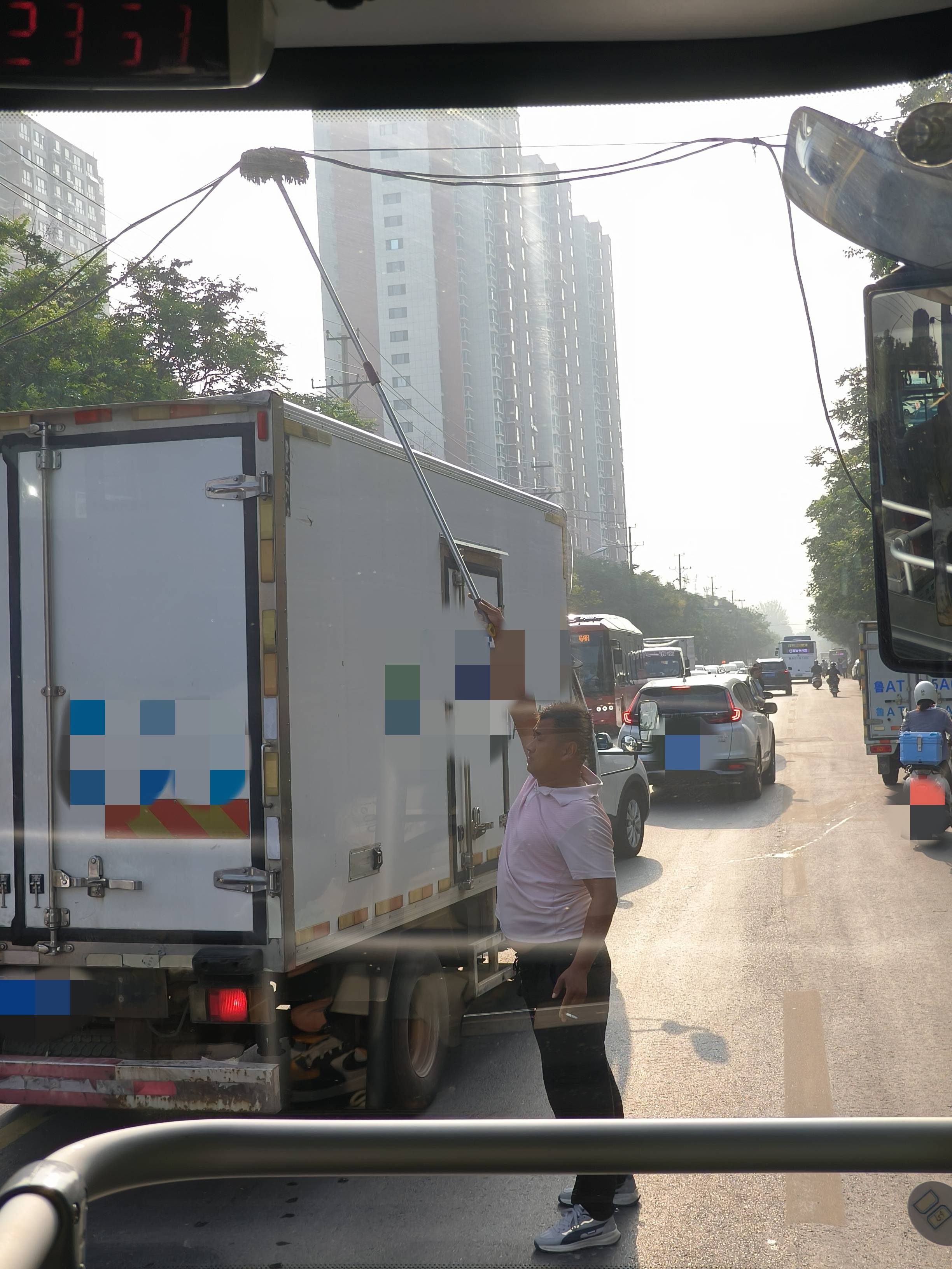 皇冠信用网最新地址_左手夹着烟右手举拖把皇冠信用网最新地址,济南早高峰时一电线掉落,粉衣大哥化解交通拥堵松弛感拉满!