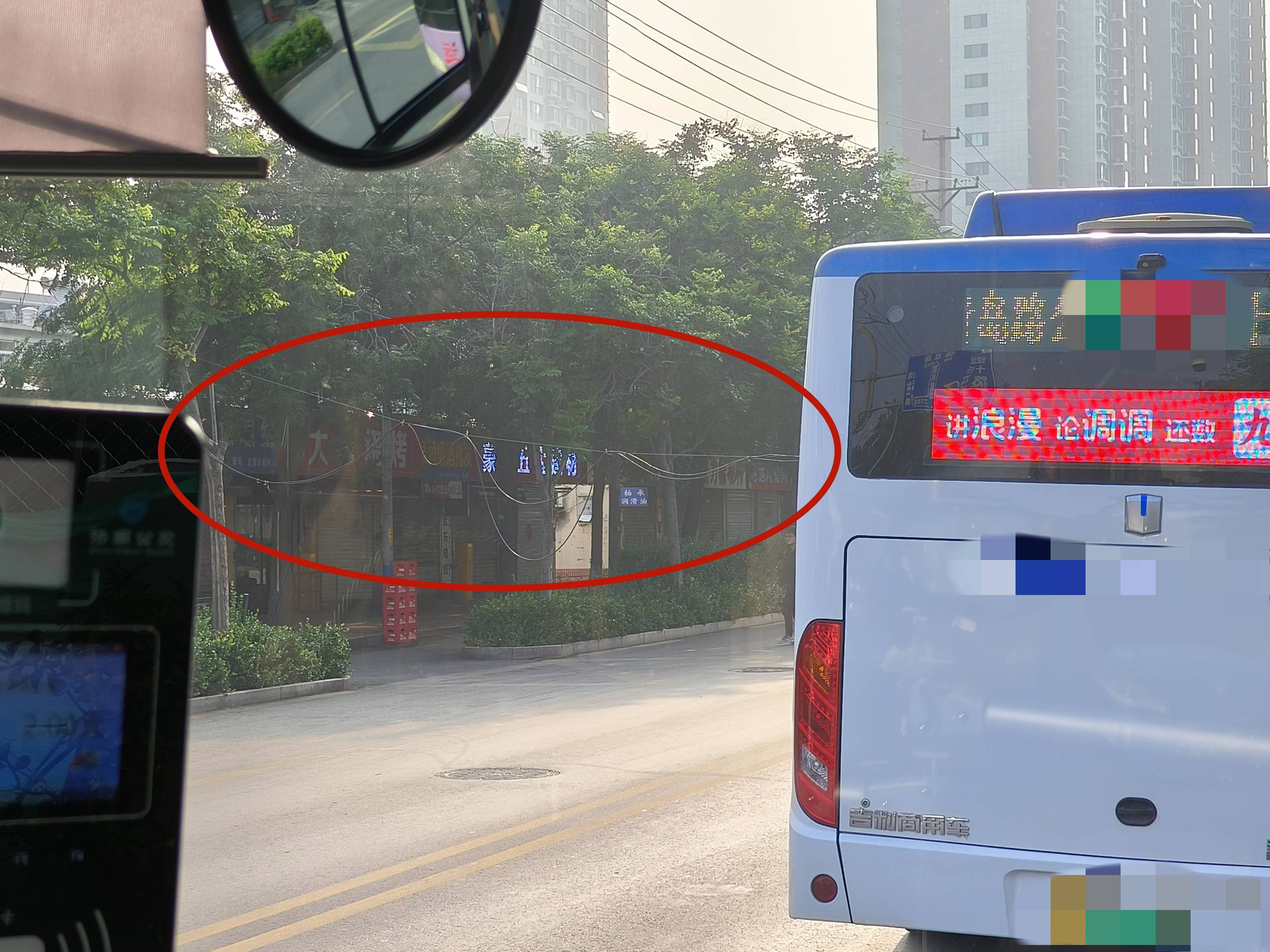 皇冠信用网最新地址_左手夹着烟右手举拖把皇冠信用网最新地址,济南早高峰时一电线掉落,粉衣大哥化解交通拥堵松弛感拉满!