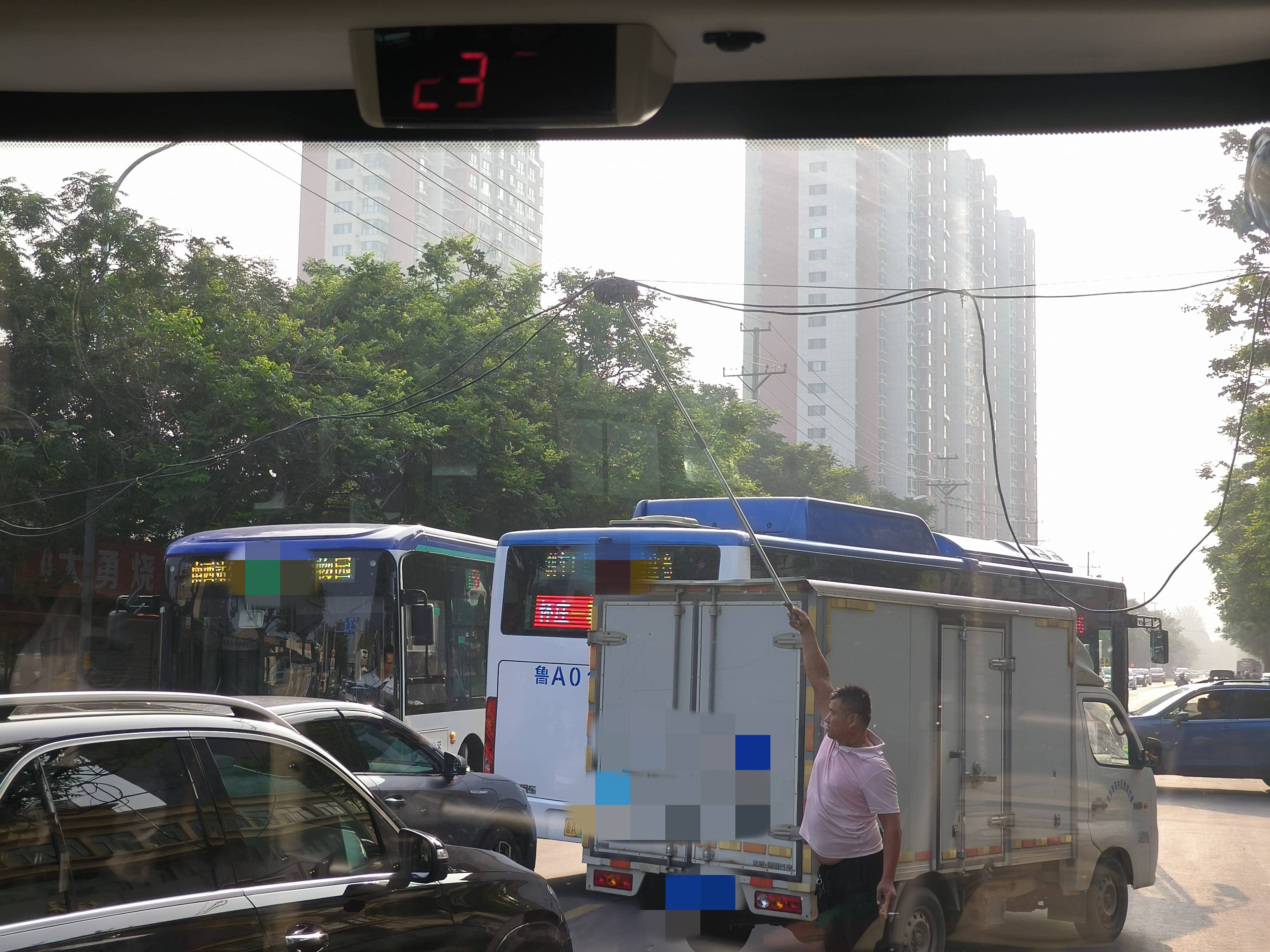 皇冠信用网最新地址_左手夹着烟右手举拖把皇冠信用网最新地址,济南早高峰时一电线掉落,粉衣大哥化解交通拥堵松弛感拉满!