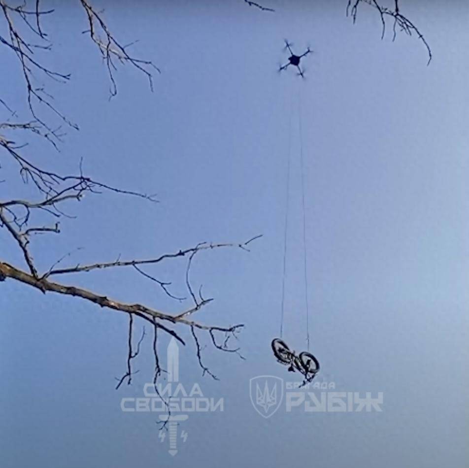 皇冠信用开号_乌军称救出一名被困俄军后方的士兵:用无人机空投电动自行车