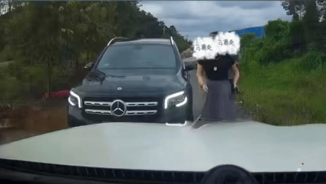 皇冠信用網代理_“奔驰女司机亮证逼迫让路”皇冠信用網代理,广西通报→