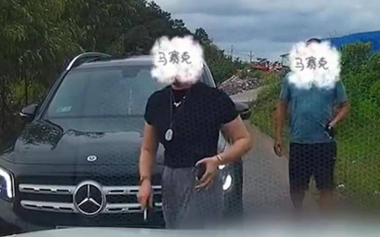 信用网如何申请_“亮证逼迫让路”奔驰女被曝亮的是假证信用网如何申请,律师:伪造国家机关证件,情节严重可能触犯刑法