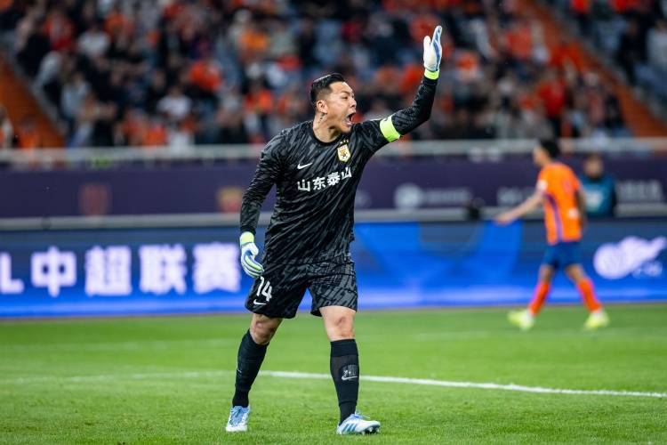 皇冠信用开户_泰山球迷怒斥王大雷:扔队长袖标不可饶恕皇冠信用开户!无论他曾做过多少贡献