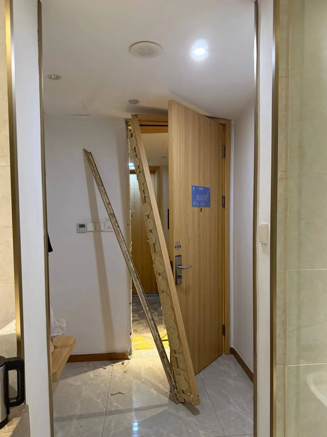 皇冠信用平台出租出售_男子在杭州一酒店洗澡时被陌生人暴力闯入皇冠信用平台出租出售,房间大门被踢烂,踹门男子怀疑前女友正在酒店与他人开房