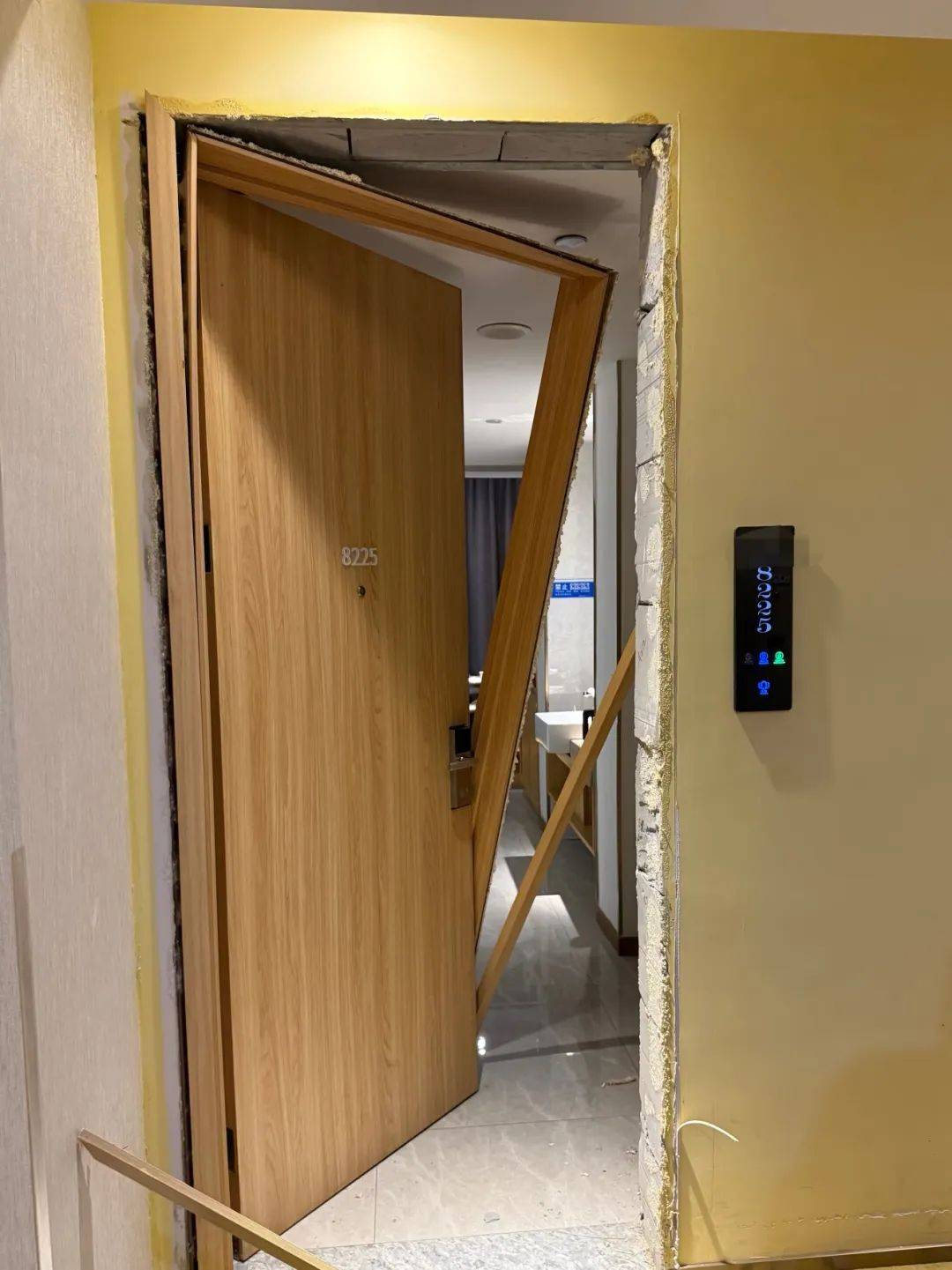 皇冠信用平台出租出售_男子在杭州一酒店洗澡时被陌生人暴力闯入皇冠信用平台出租出售,房间大门被踢烂,踹门男子怀疑前女友正在酒店与他人开房