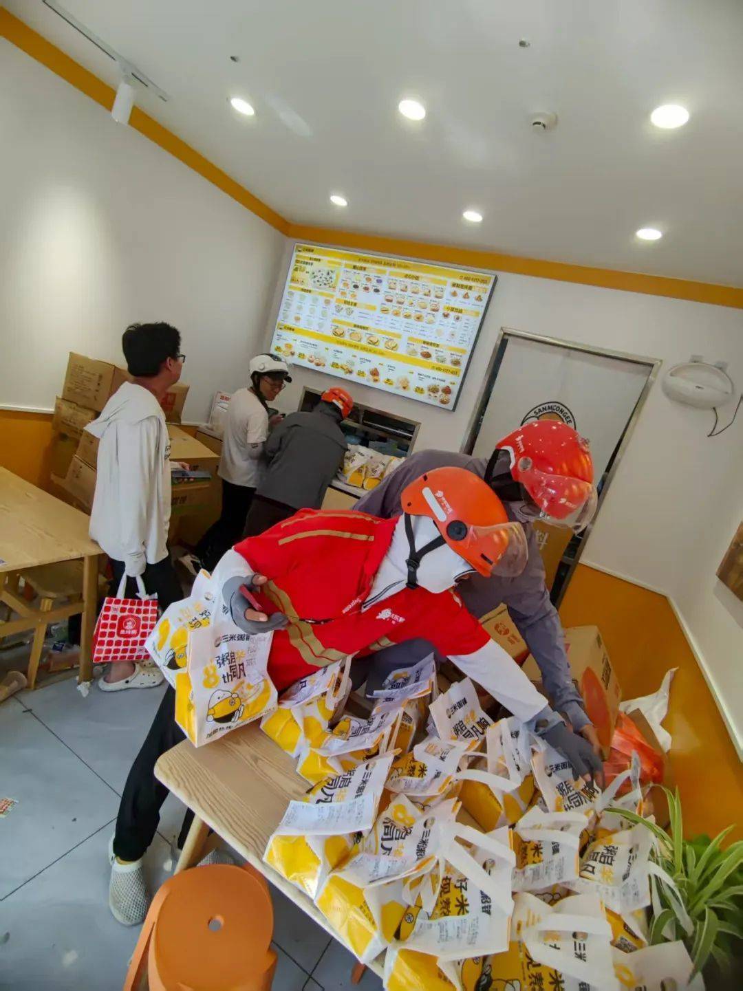 皇冠信用网会员_武汉“90后”银行职员夫妻下班送外卖皇冠信用网会员!当事人:跑外卖是缓解压力的一种方式