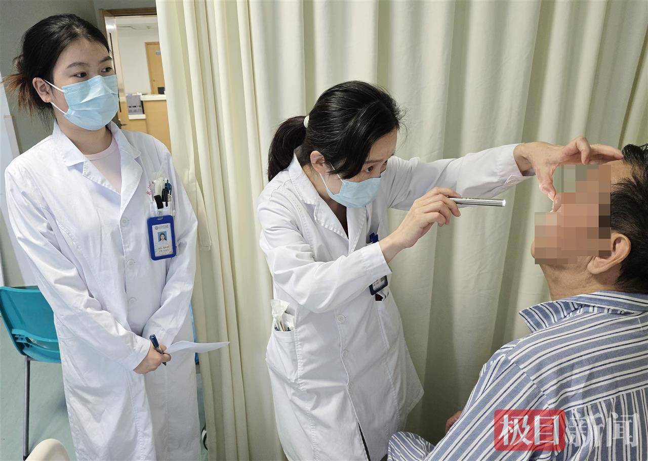 信用网怎么注册_惊险!七旬老人夜间骑电动车摔入花坛信用网怎么注册,月季根茎深插鼻腔险伤颅脑