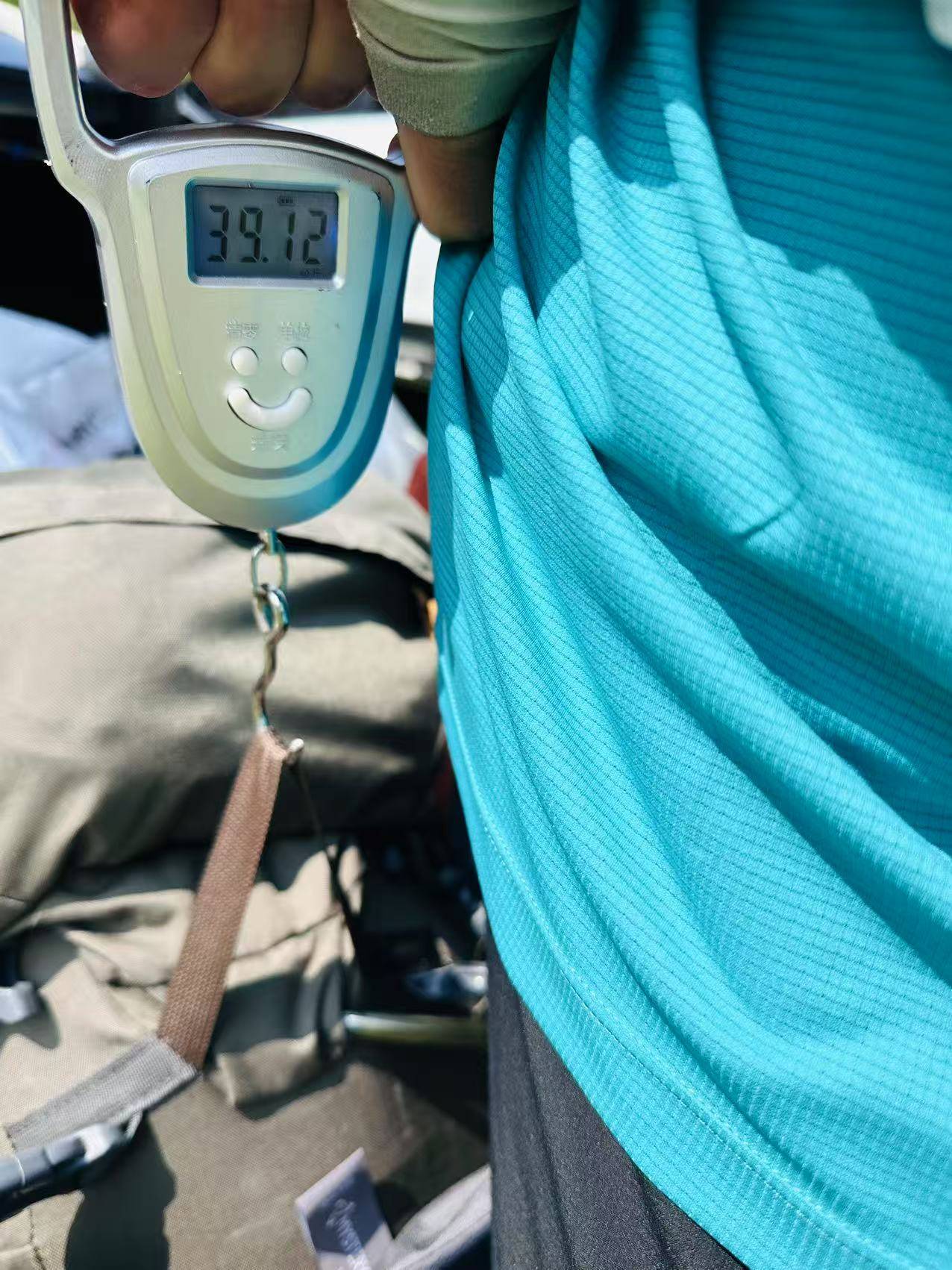 皇冠信用在线注册_湖南一男子背40公斤蜜雪冰城上武功山售卖皇冠信用在线注册,当事人:收入不多纯体验,当负重训练