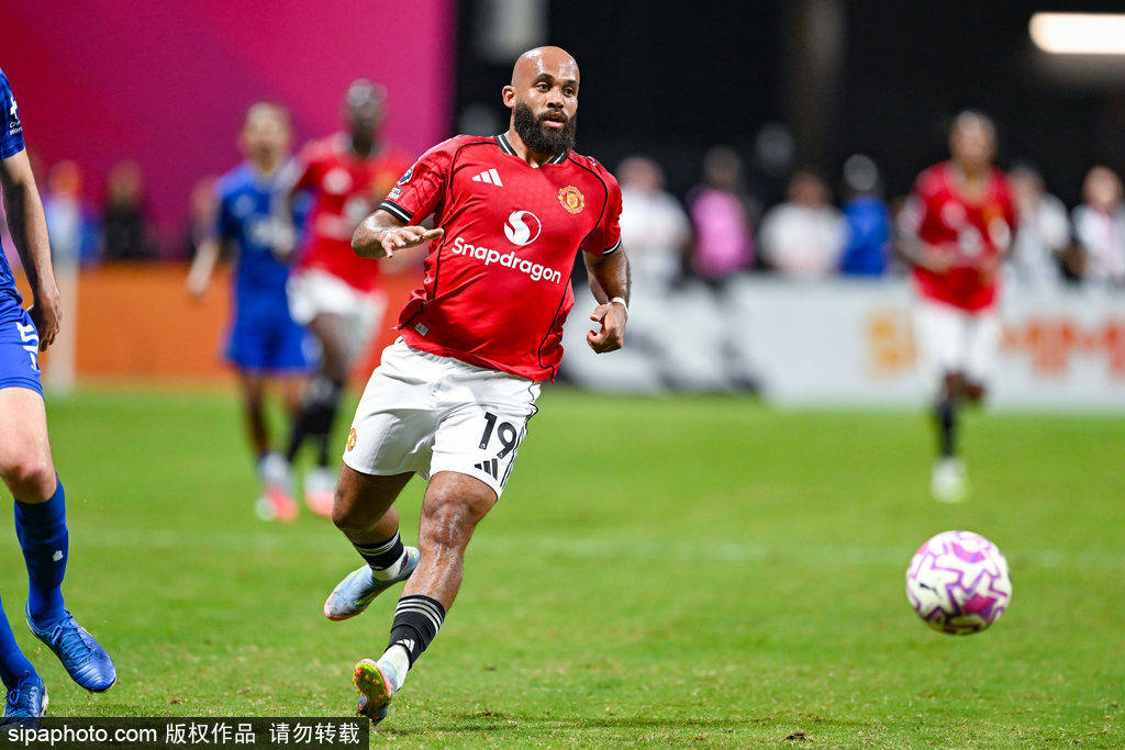 皇冠信用網会员_肚子有点大皇冠信用網会员！曼联新援姆贝莫引热议 球迷:身材和我差不多