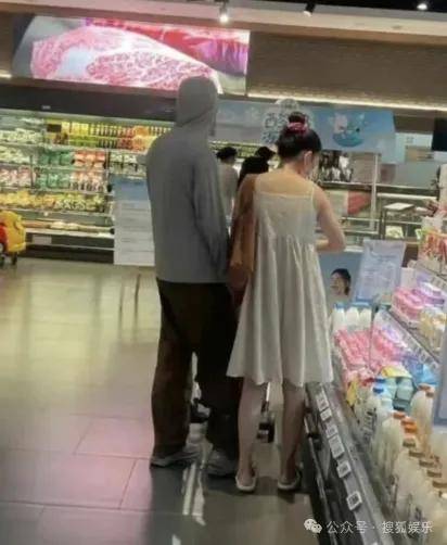 皇冠代理联系方式_离婚三年又被拍到亲密逛超市皇冠代理联系方式,他俩这是纯带娃还是真复合了?