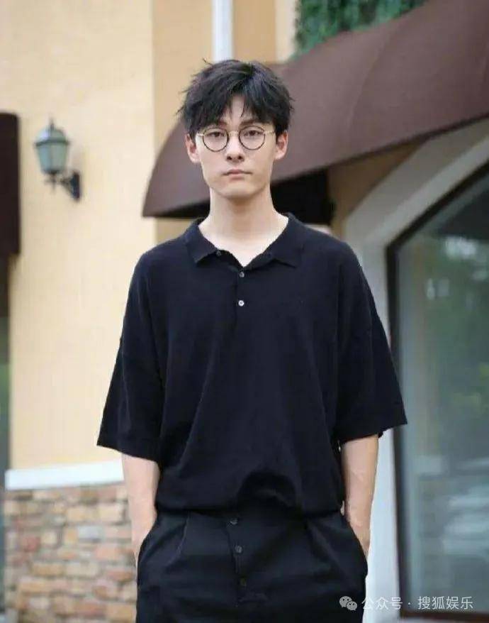 皇冠代理联系方式_离婚三年又被拍到亲密逛超市皇冠代理联系方式,他俩这是纯带娃还是真复合了?