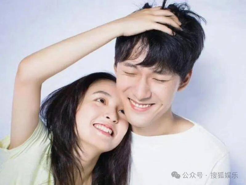 皇冠代理联系方式_离婚三年又被拍到亲密逛超市皇冠代理联系方式,他俩这是纯带娃还是真复合了?