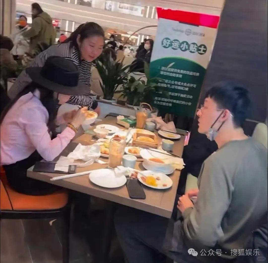 皇冠代理联系方式_离婚三年又被拍到亲密逛超市皇冠代理联系方式,他俩这是纯带娃还是真复合了?