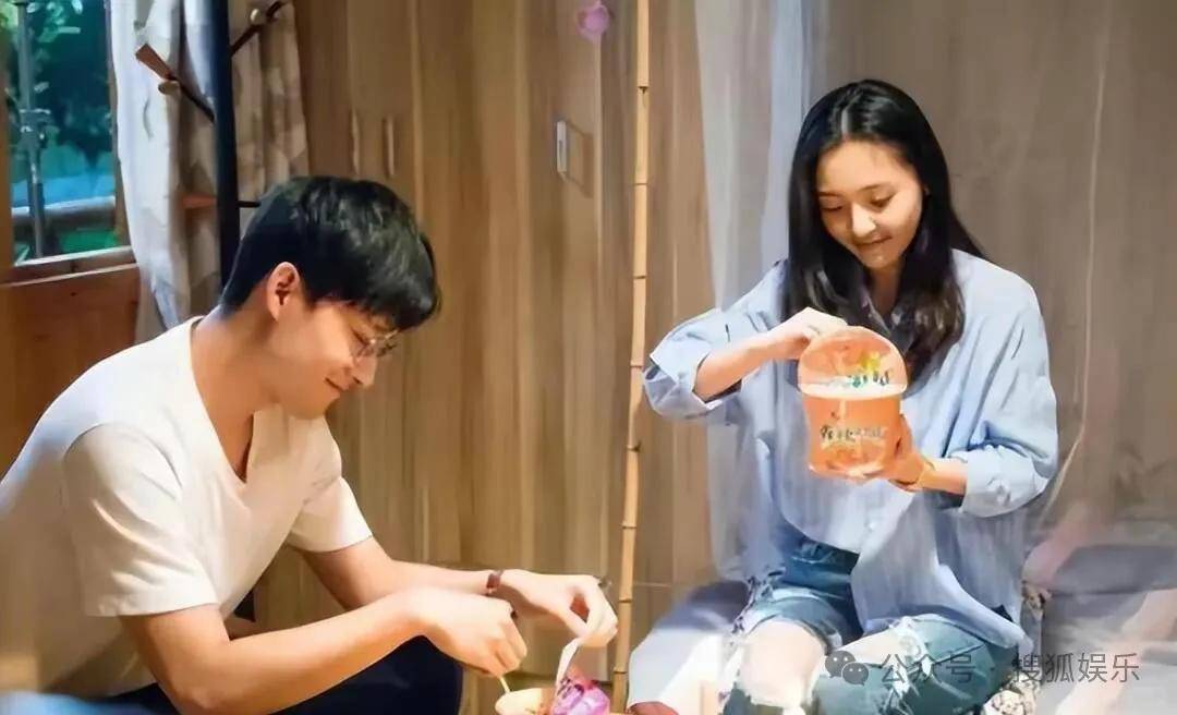 皇冠代理联系方式_离婚三年又被拍到亲密逛超市皇冠代理联系方式,他俩这是纯带娃还是真复合了?