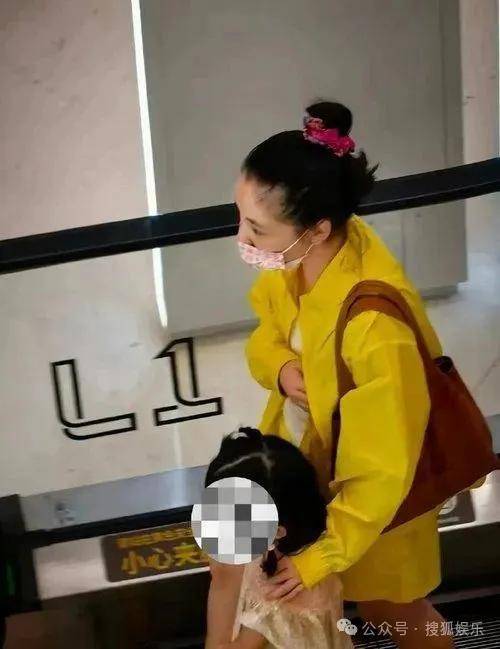 皇冠代理联系方式_离婚三年又被拍到亲密逛超市皇冠代理联系方式,他俩这是纯带娃还是真复合了?