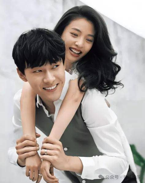 皇冠代理联系方式_离婚三年又被拍到亲密逛超市皇冠代理联系方式,他俩这是纯带娃还是真复合了?