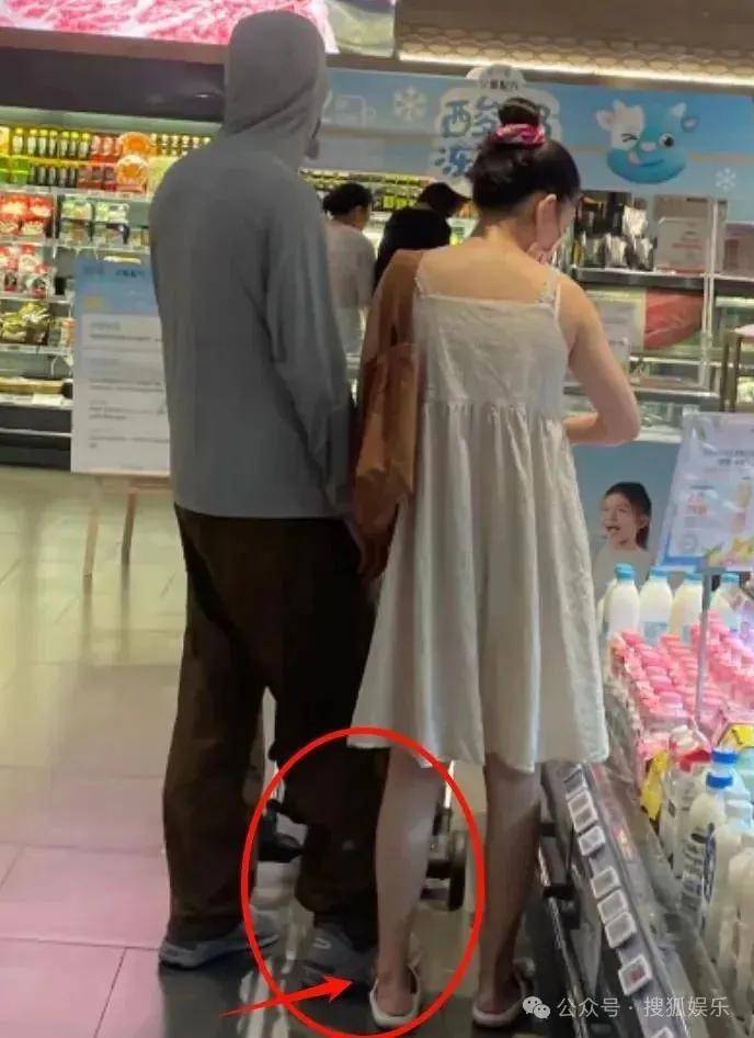 皇冠代理联系方式_离婚三年又被拍到亲密逛超市皇冠代理联系方式,他俩这是纯带娃还是真复合了?