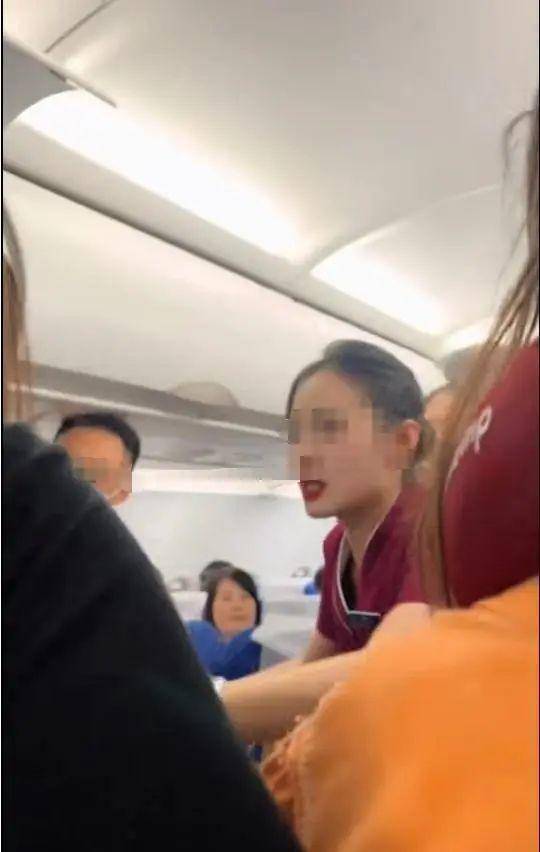 足球平台代理出租合作_“他还是孩子足球平台代理出租合作,你就不能体谅他吗?”疑因熊孩子顶座起冲突,飞机降落后女生被对方一家四口打趴