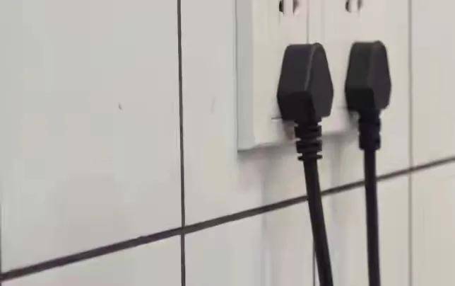 皇冠信用盘押金多少_拔几个插头收费300元皇冠信用盘押金多少!男子质疑啄木鸟“维修刺客”:他就没有修