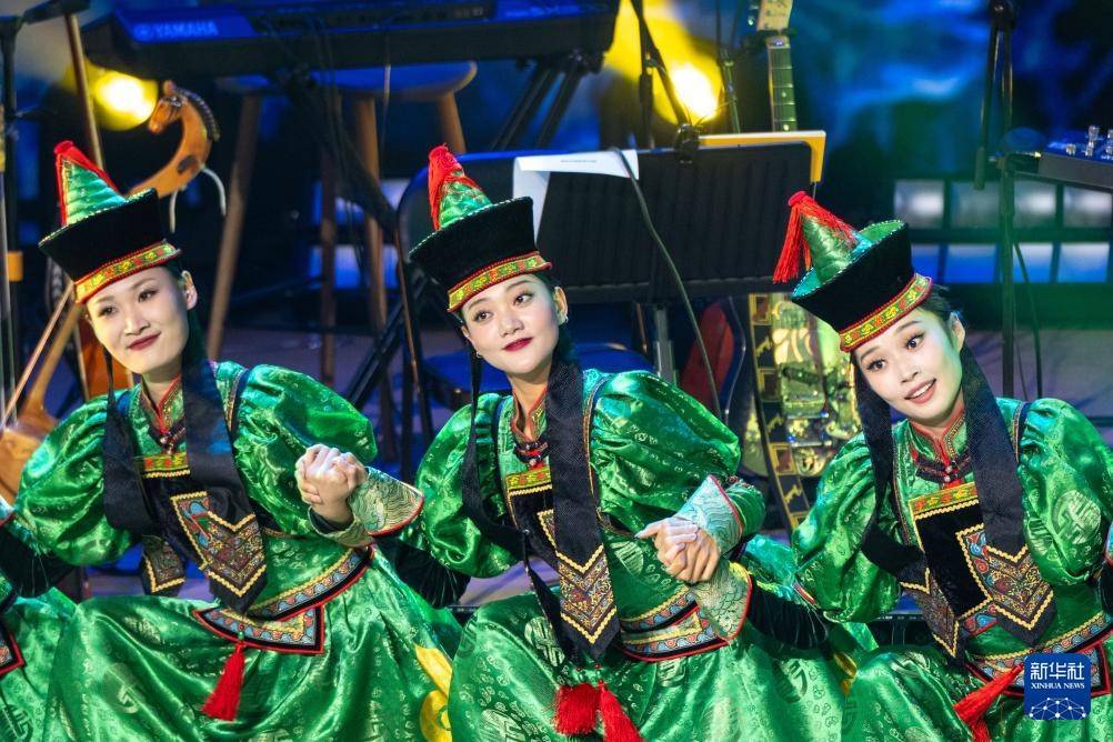 球会友谊赛_内蒙古阿尔山:多彩文艺演出丰富市民夜生活