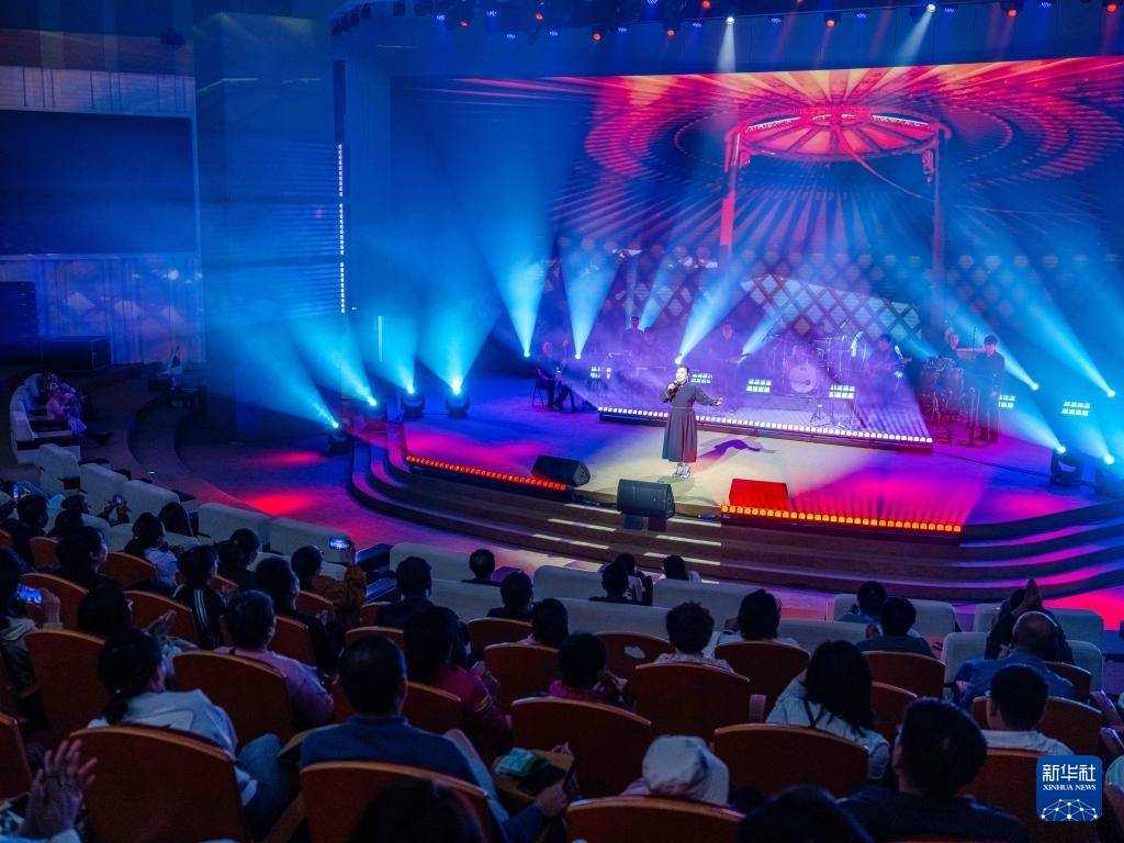 球会友谊赛_内蒙古阿尔山:多彩文艺演出丰富市民夜生活