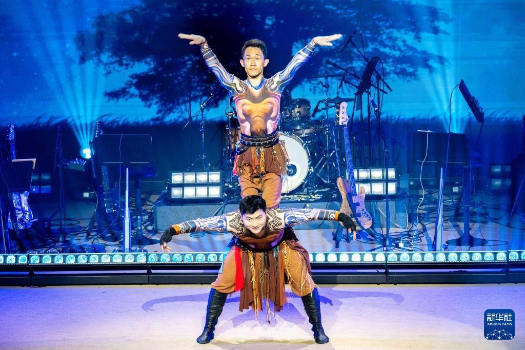 球会友谊赛_内蒙古阿尔山:多彩文艺演出丰富市民夜生活