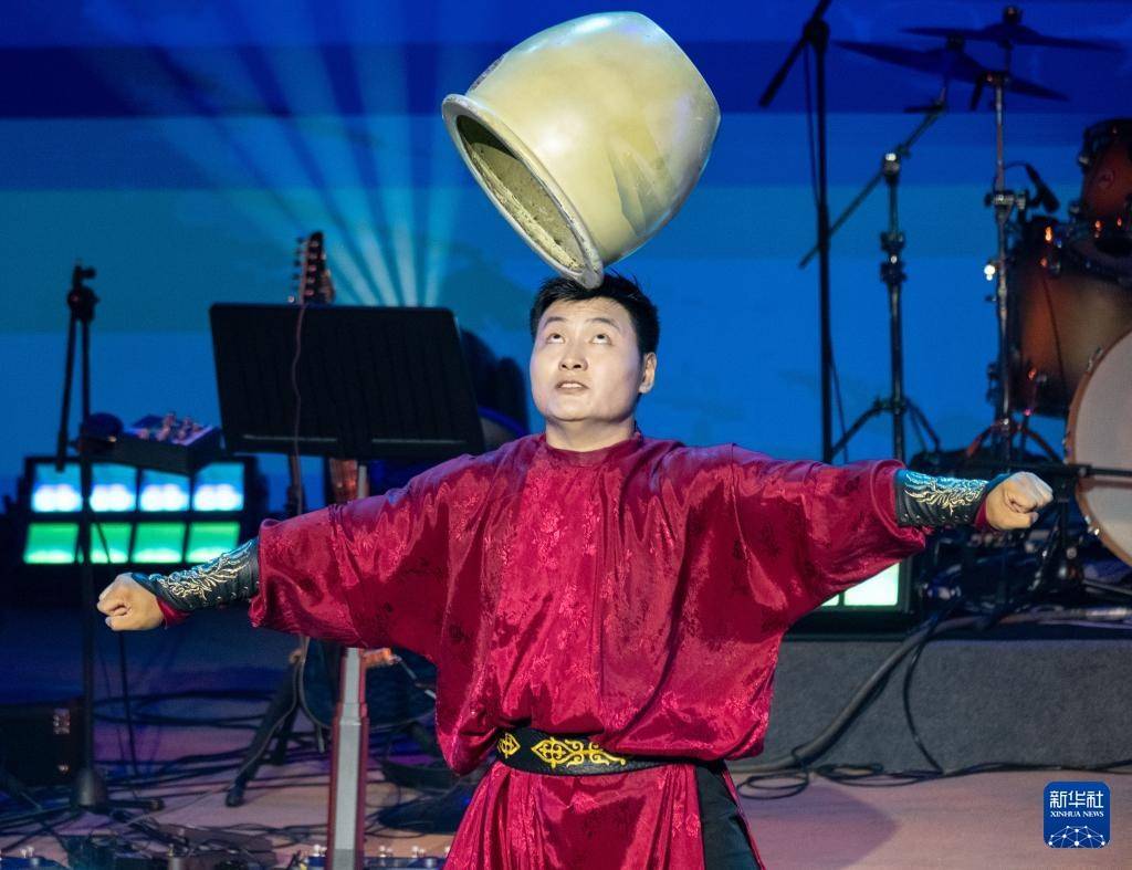 球会友谊赛_内蒙古阿尔山:多彩文艺演出丰富市民夜生活