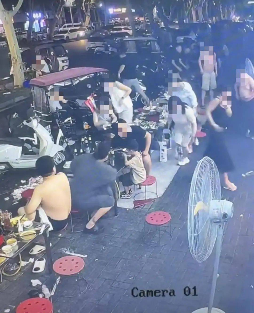 葡萄牙甲组联赛_多人烧烤店外用餐遭楼上住户泼洒不明液体葡萄牙甲组联赛,警方介入