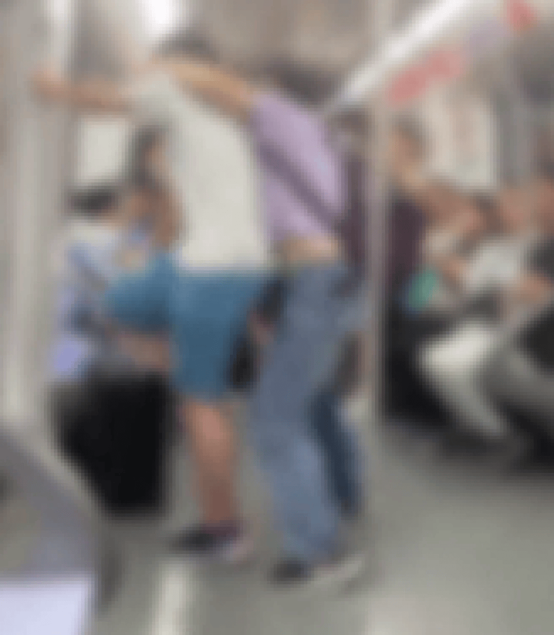 苏格兰超级联赛_上海一男孩和妈妈坐地铁情绪激动苏格兰超级联赛,用力踹门高喊开门:不就几千万吗