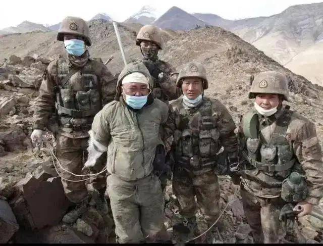 皇冠信用代理_首次曝光!解放军缴获印度英萨斯步枪合影皇冠信用代理,用起来像垃圾!