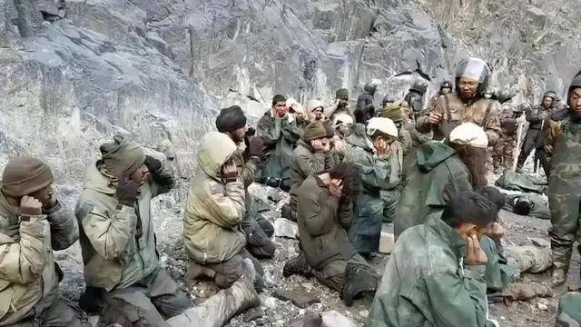 皇冠信用代理_首次曝光!解放军缴获印度英萨斯步枪合影皇冠信用代理,用起来像垃圾!