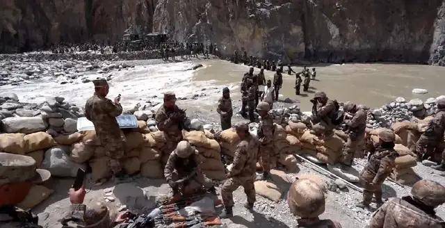 皇冠信用代理_首次曝光!解放军缴获印度英萨斯步枪合影皇冠信用代理,用起来像垃圾!