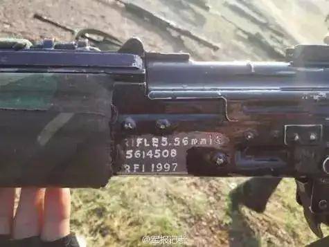 皇冠信用代理_首次曝光!解放军缴获印度英萨斯步枪合影皇冠信用代理,用起来像垃圾!
