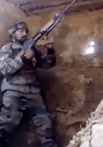 皇冠信用代理_首次曝光!解放军缴获印度英萨斯步枪合影皇冠信用代理,用起来像垃圾!