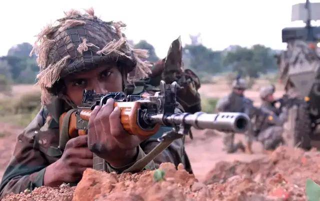 皇冠信用代理_首次曝光!解放军缴获印度英萨斯步枪合影皇冠信用代理,用起来像垃圾!